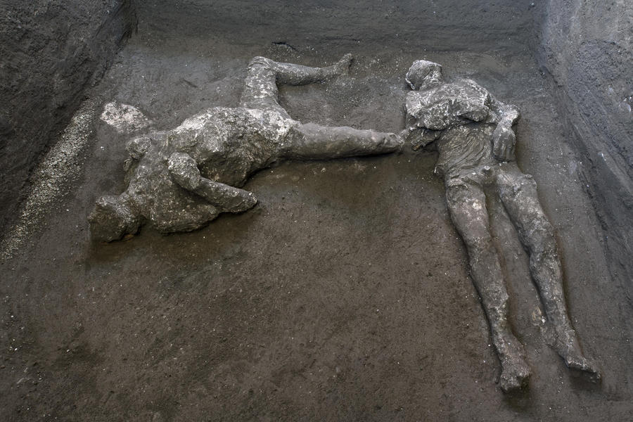 Emozionante scoperta a Pompei, ritrovati i corpi intatti di due uomini, restituiti a nuova vita con la tecnica dei calchi in gesso. Si tratta di un signore e del suo schiavo (FOTO ANSA/PARCO ARCHEOLOGICO POMPEI) © 