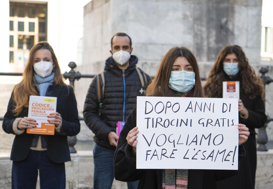 Praticanti avvocati protestano a Roma contro rinvio esame © Ansa