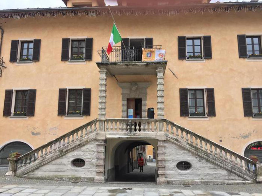 Il sindaco di Limone Piemonte Massimo Riberi ha ammainato la bandiera dell'Unione Europea dal  Municipio, 31 marzo 2020 © Ansa