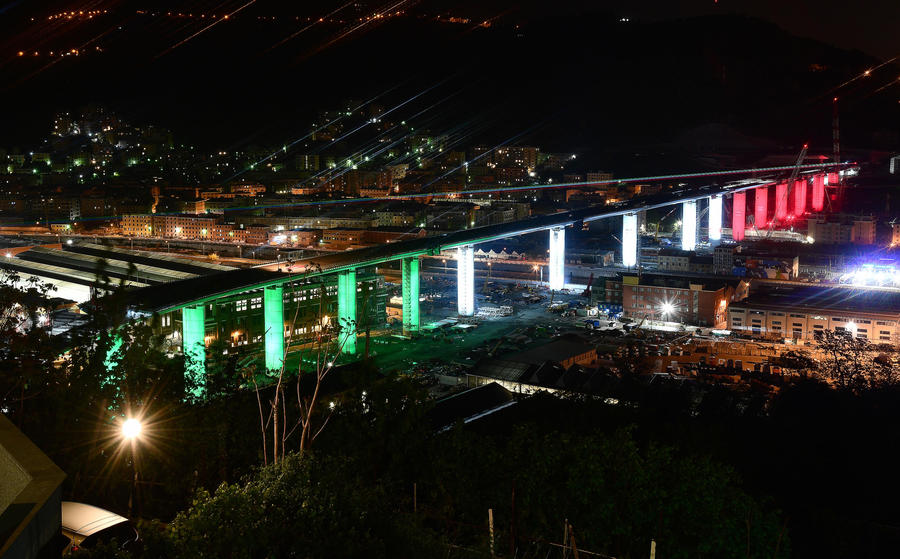 Il nuovo ponte di Genova illuminato con il tricolore FOTO ...