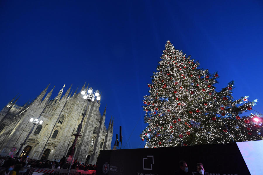 Natale: in piazza Duomo a Milano abete con 80mila led © 