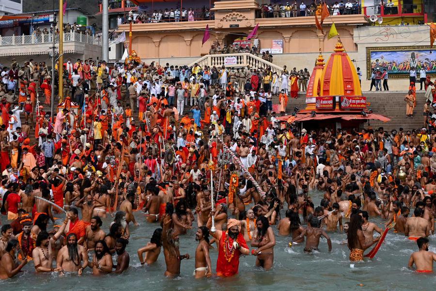 India, folla nel Gange per il 'bagno reale' © Ansa