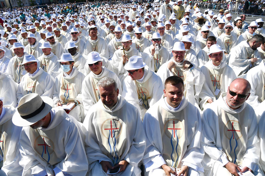 Sacerdoti in attesa della messa di Papa Francesco © ANSA