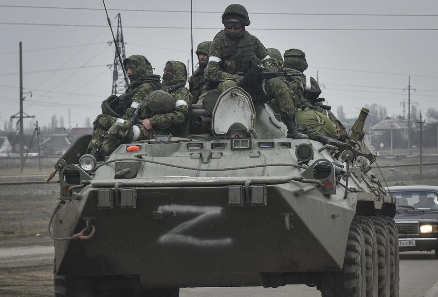 Le truppe russe in Crimea si dirigono verso l'Ucraina © 