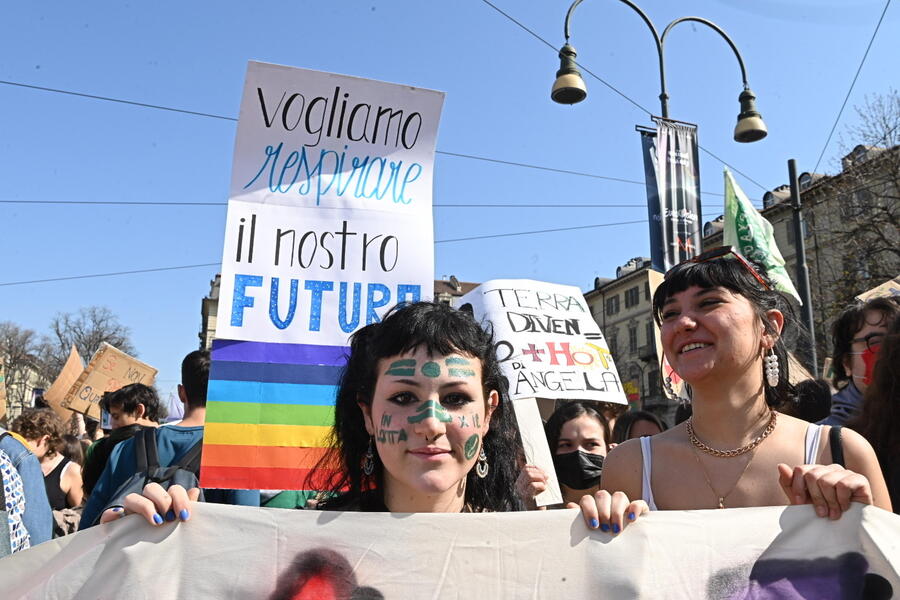 Friday For Future in marcia per il clima e contro la guerra a Torino © Ansa