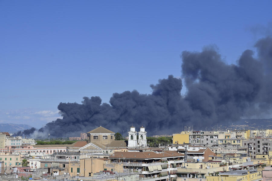 Incendio a Roma, nube fumo visibile da molti quartieri © Ansa