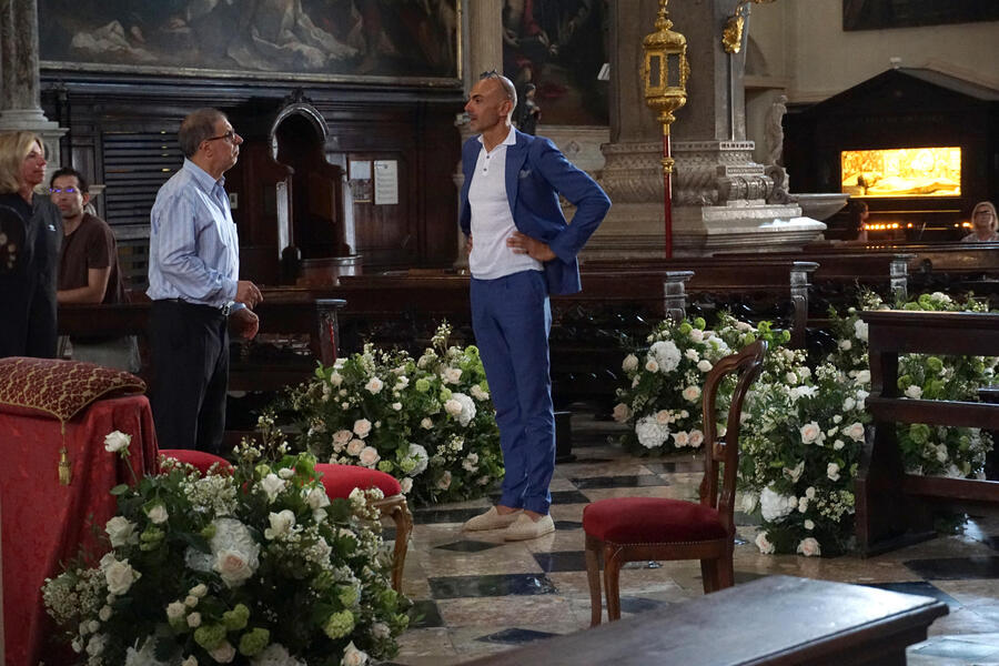 Il direttore artistico Enzo Miccio all'interno della chiesa di San Zaccaria, per il matrimonio di Federica Pellegrini con Matteo Giunta © Ansa