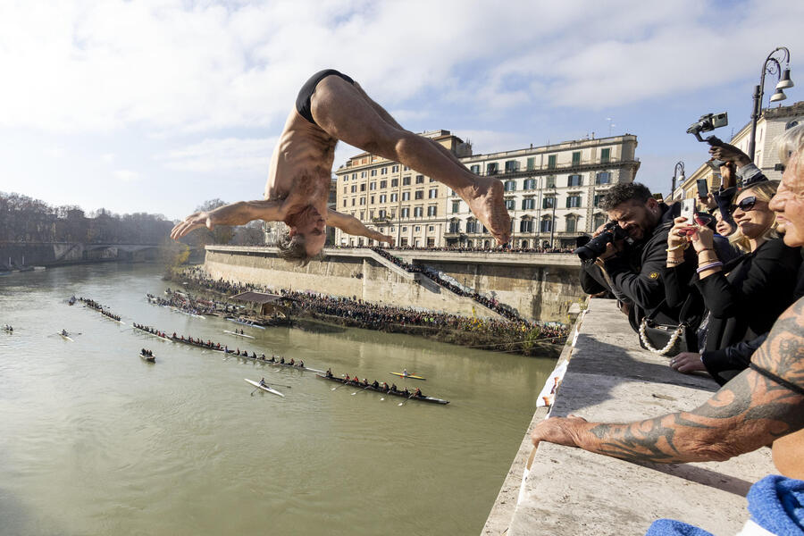 New Year traditional dive in the river Tevere, Rome © 