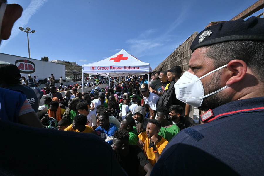 Migranti: caos a Lampedusa per trasferimenti © ANSA