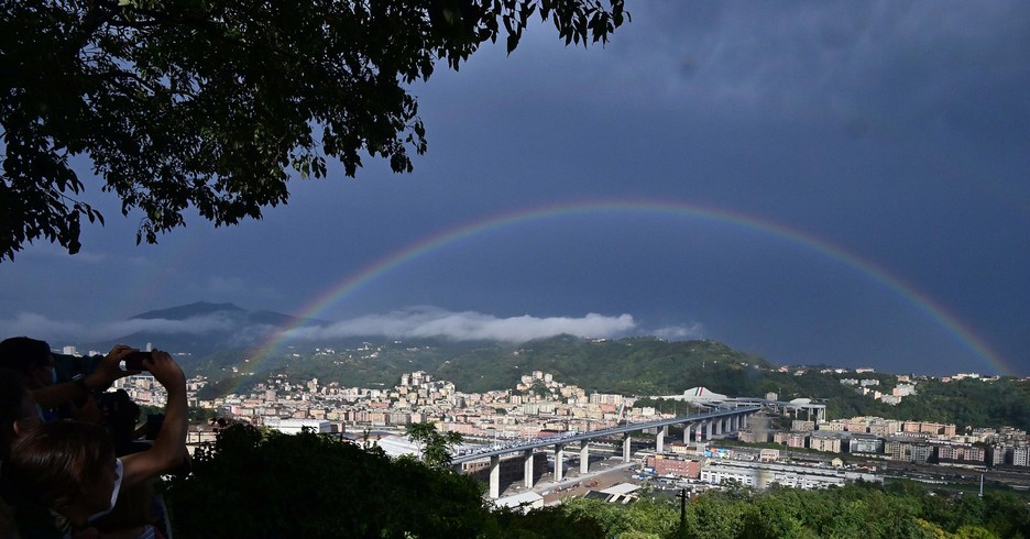 L'arcobaleno sul nuovo ponte di Genova (ANSA)