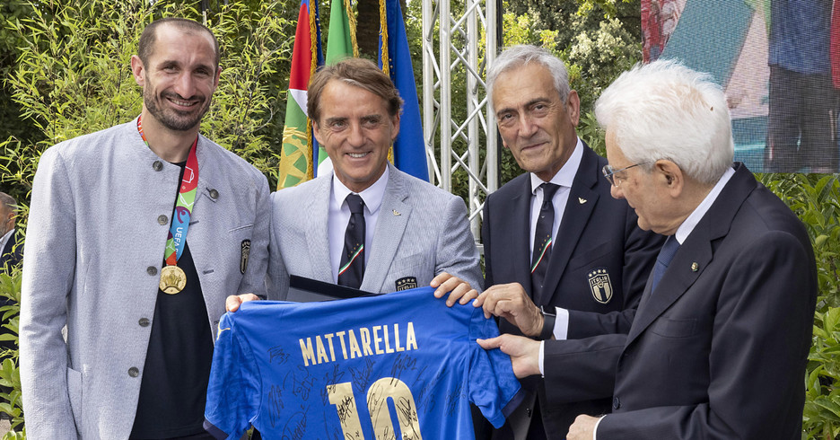 Il Presidente della Repubblica Sergio Mattarella con Giorgio Chiellini, Roberto Mancini e  Gabriele Gravina, Presidente della Federazione Italiana Giuoco Calcio (ANSA)
