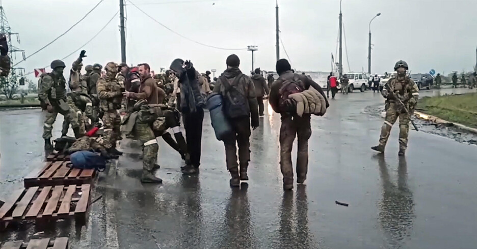 L'uscita dei soldati ucraini dall'acciaieria Azovstal di Mariupol. Immagine tratta dal Web (ANSA)