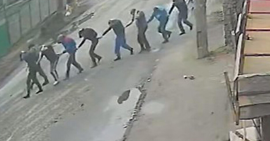 Un frame del video pubblicato dal New York Times mostra le forze paracadutiste russe che catturano un gruppo di uomini ucraini che vengono condotti in fila verso un cortile dove poco dopo verranno giustiziati (ANSA)
