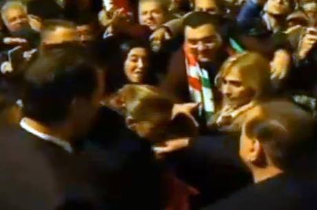 Berlusconi: Pascale gli bacia mano quando scende dal palco