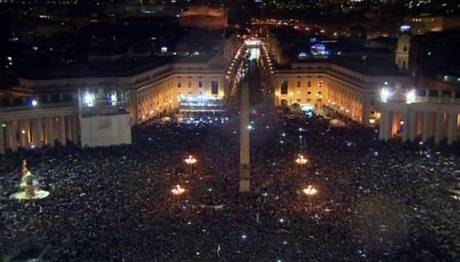 Folla in piazza per il nuovo papa