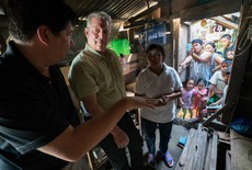 Al Gore incontra i rifugiati del tifone nelle filippine, è un scena di Un incovenient sequel