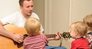 Bambini ascoltano la chitarra foto Yarinca iStock.