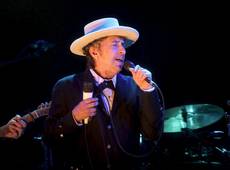 Bob Dylan trasforma la piazza di un paese in un saloon