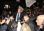 Il discorso del Predellino. Silvio Berlusconi circondato dalla folla in piazza San Babila a Milano, il 18 novembre 2007.
