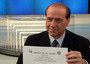 Il presidente  del consiglio Silvio Berlusconi  mostra il ''contratto con gli italiani'' durante una puntata della trasmissione 'Porta  nel 2004