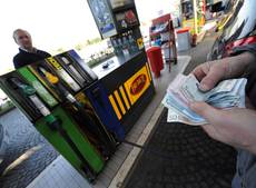 Benzina: ancora rialzi, sfonda 1,5 euro al litro