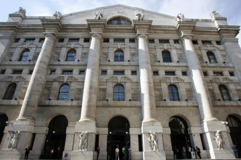 Borsa: Milano peggiore in Europa con spread e banche, male Bper