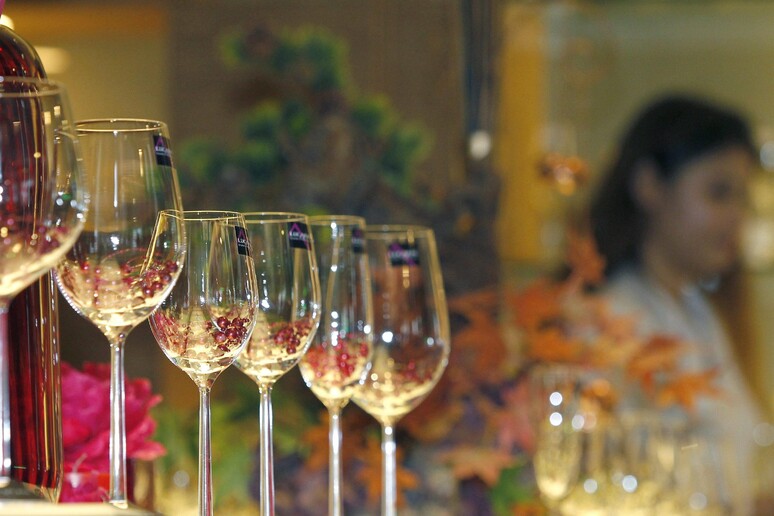 Mai così tanto vino in cantina dal 2000 ad oggi. Dop a +10% © ANSA/EPA