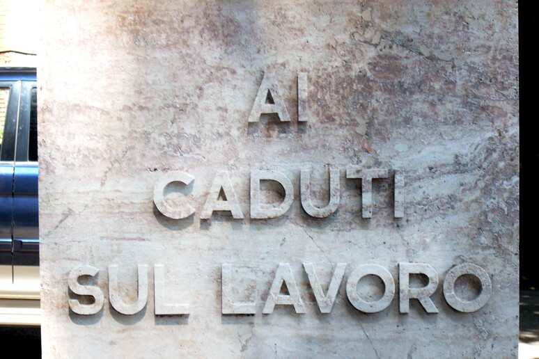 Un dettaglio del monumento ai Caduti sul lavoro di Abbadia San Salvatore (Siena) - RIPRODUZIONE RISERVATA