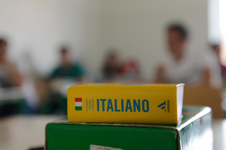 Un vocabolario di italiano in una classe durante le prove scritte della maturità - Foto di archivio - RIPRODUZIONE RISERVATA