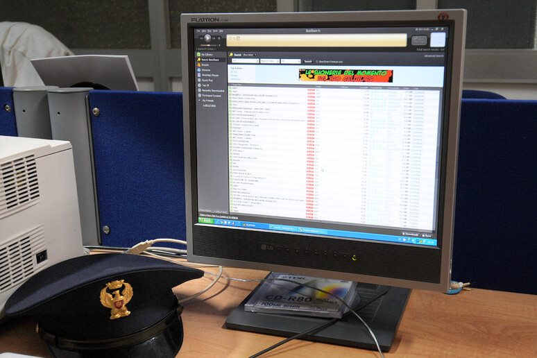 Un computer sequestrato dalla polizia postale in una foto di archivio - RIPRODUZIONE RISERVATA