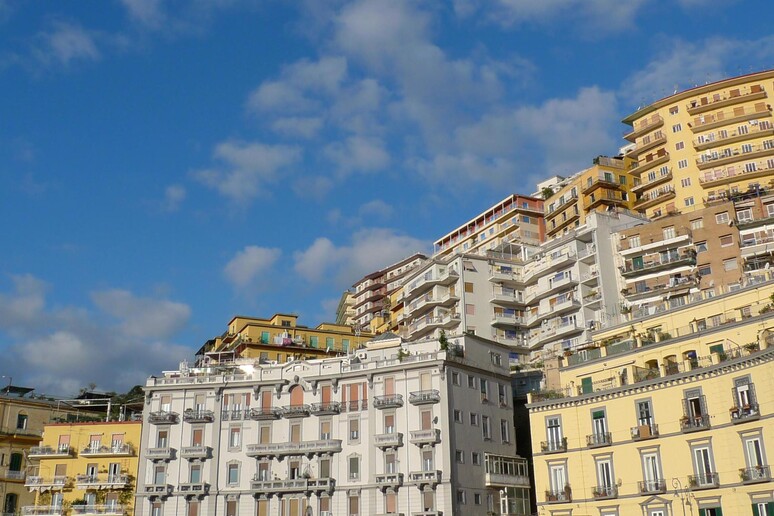 Uno scorcio dei palazzi lungo il corso Vittorio Emanuele a Napoli - RIPRODUZIONE RISERVATA