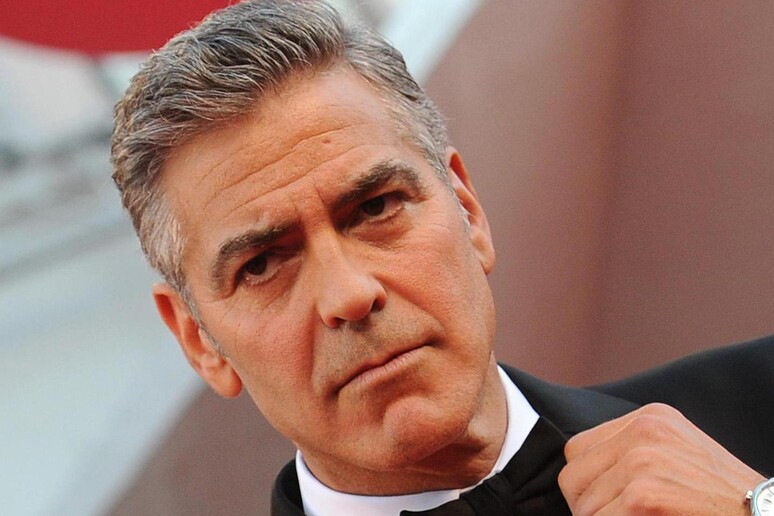 Individuata la cellula che fa cadere e ingrigire i capelli. George Clooney con la sua chioma sale e pepe - RIPRODUZIONE RISERVATA
