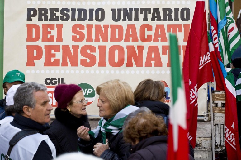 Una recente manifestazione di pensionati a Roma - RIPRODUZIONE RISERVATA