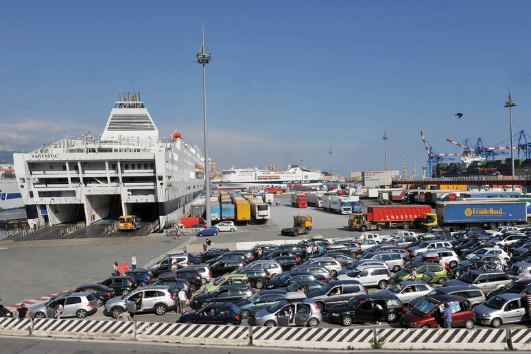 Il molo degli imbarchi al porto di Genova in una foto d 'archivio - RIPRODUZIONE RISERVATA