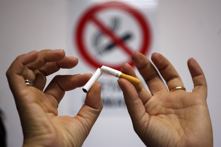 Tumori, smettere di fumare allunga vita anche dopo diagnosi - RIPRODUZIONE RISERVATA