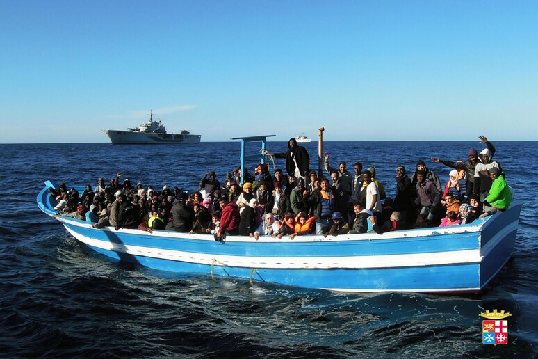 Barcone con 200 migranti a sud Lampedusa - RIPRODUZIONE RISERVATA