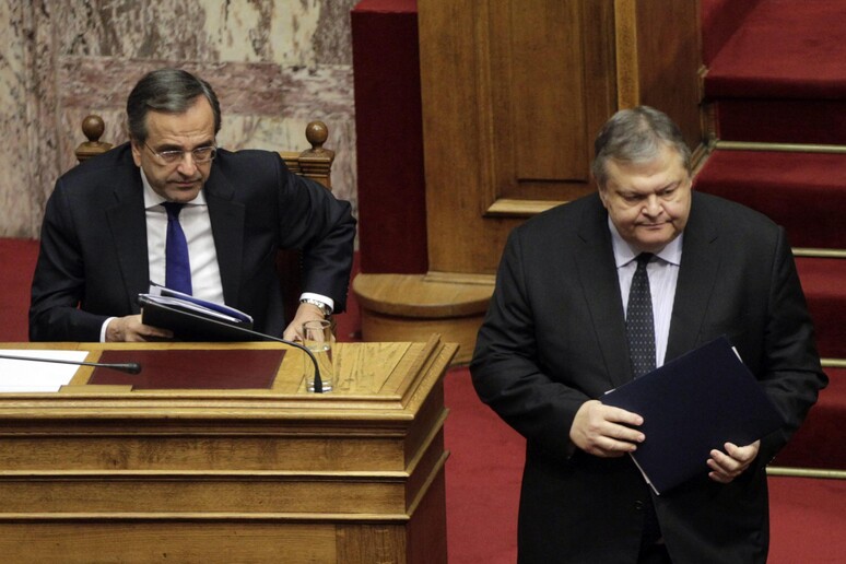 Il premier greco Antonis Samaras (destra) con il vicepremier Evangelos Venizelos in Parlamento ad Atene -     RIPRODUZIONE RISERVATA