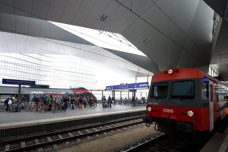 Austria: uomo attacca passeggeri su treno, 2 feriti - RIPRODUZIONE RISERVATA