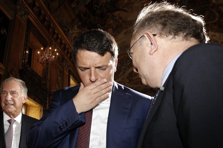 Il Presidente del Consiglio Matteo Renzi (s) e Giorgio Squinzi a Palazzo Colonna a Roma il 14 ottobre 2014 - RIPRODUZIONE RISERVATA