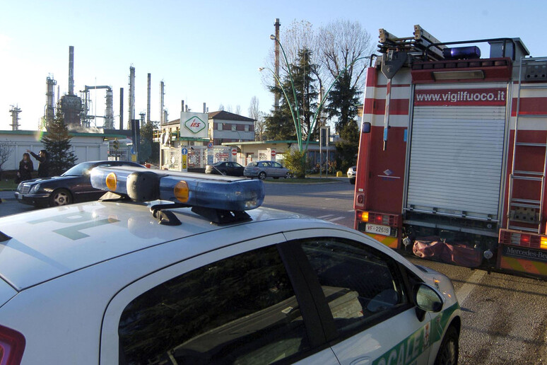 Mezzi di soccorso davanti al petrolchimico di Mantova. Foto d 'archivio ANSA / NICOLA ROMANI - RIPRODUZIONE RISERVATA