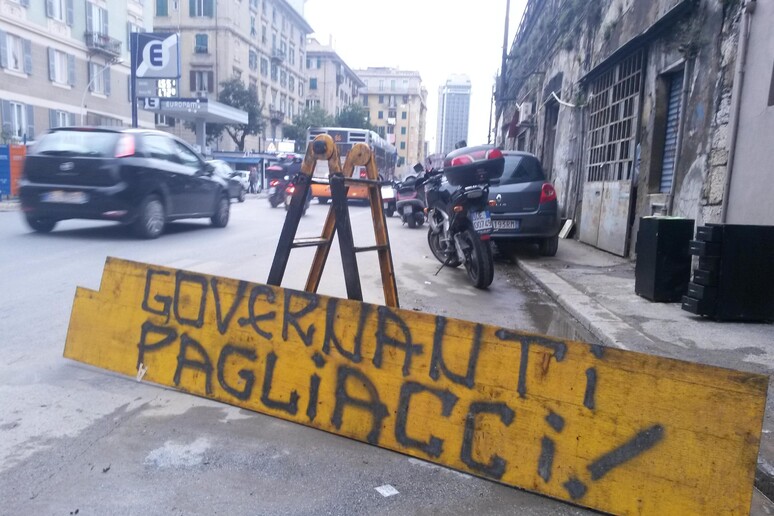 Genova, studenti contro il fango: parte la protesta - RIPRODUZIONE RISERVATA
