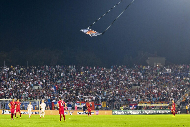 La bandiera della  'Grande Albania ' dispiegata sopra lo stadio del Partizan a Belgrado all 'origine dei violenti incidenti che hanno portato alla sospensione della partita Albania-Serbia -     RIPRODUZIONE RISERVATA