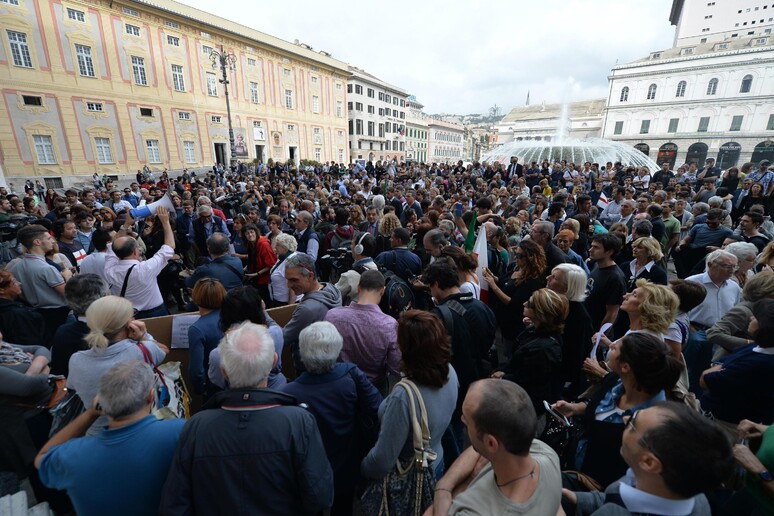 Alluvione Genova: cittadini in piazza, via amministratori - RIPRODUZIONE RISERVATA