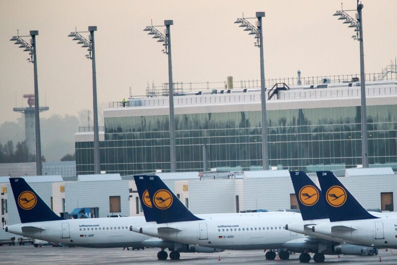 Lufthansa: cancellati per sciopero piloti oltre 1.500 voli. EPA/PETERKNEFFEL © ANSA/EPA