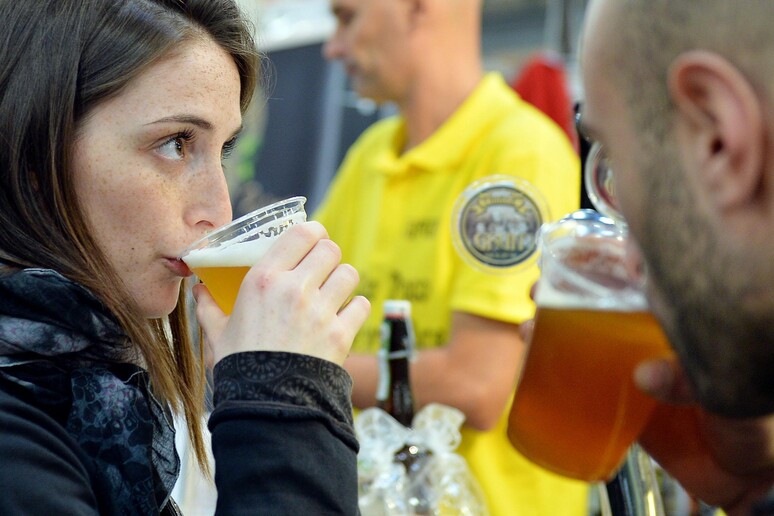 Birra e ' bevanda del week end per 4 italiani su 10 - RIPRODUZIONE RISERVATA