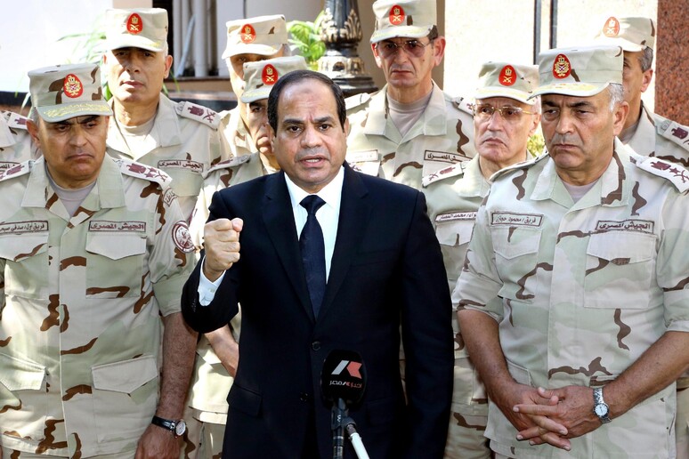 Il presidente Sisi all 'indomani della strage di soldati del 24 ottobre nel Sinai © ANSA/EPA