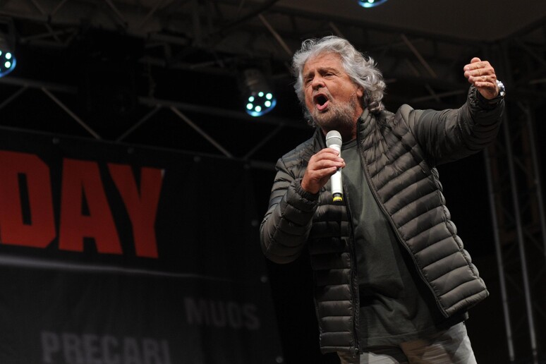 Beppe Grillo durante il suo comizio a Palermo - RIPRODUZIONE RISERVATA