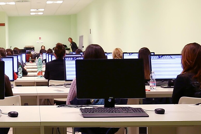 Studenti universitari durante le prove scritte per l 'ammissione alle scuole di specializzazione di medicina in una foto di archivio - RIPRODUZIONE RISERVATA