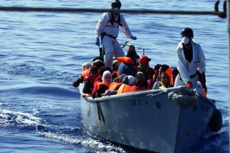 Immigrazione:2mila migranti recuperati da Marina in 2 giorni - RIPRODUZIONE RISERVATA