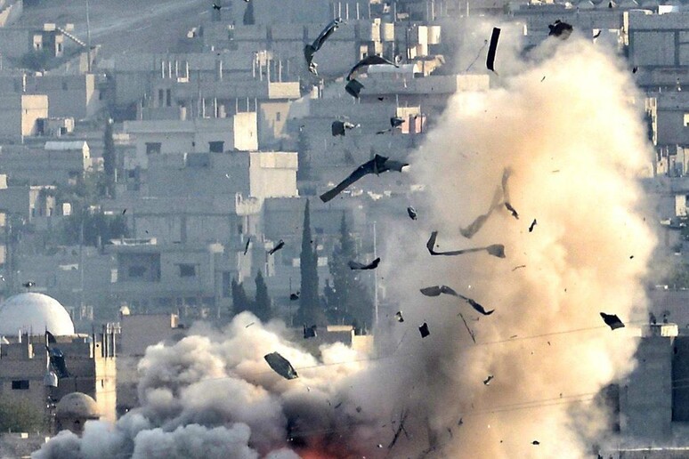 Un 'esplosione nella città siriana di Kobane dove si combatte contro l 'Isis © ANSA/EPA